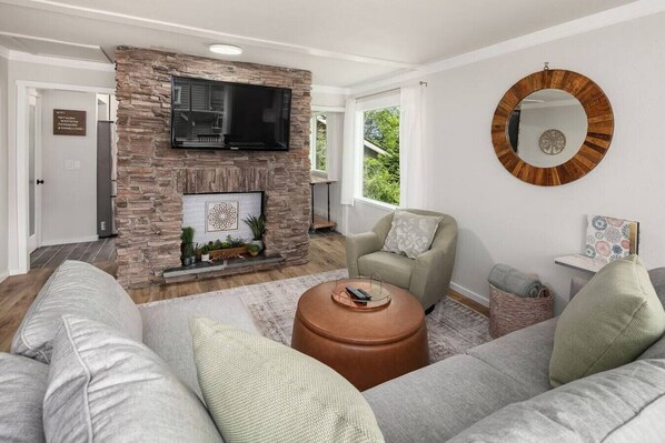 TV - Spacious & Modern 3 Bedroom in Madison Valley (Seattle)