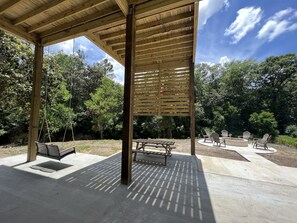Outdoor dining - Black Creek Cabin  (Hattiesburg)