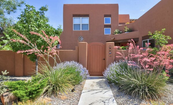 Exterior - Stunning Albuquerque Adobe house mins from NETFLIX studio (Albuquerque)