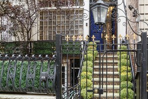 Exterior detail - Largest Townhouse East Side nyc
Over 150 Five stars reviews on other platforms (New York)