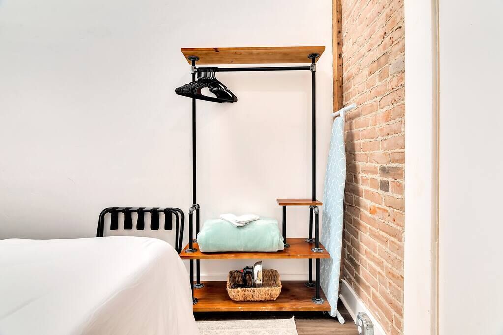 2 habitaciones, tabla de planchar con plancha, wifi y ropa de cama 