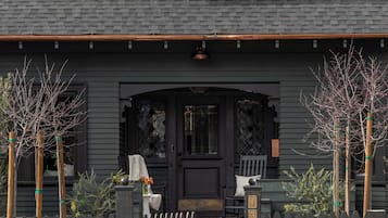 Full Buyout (3 King & 2 Queen Rooms)