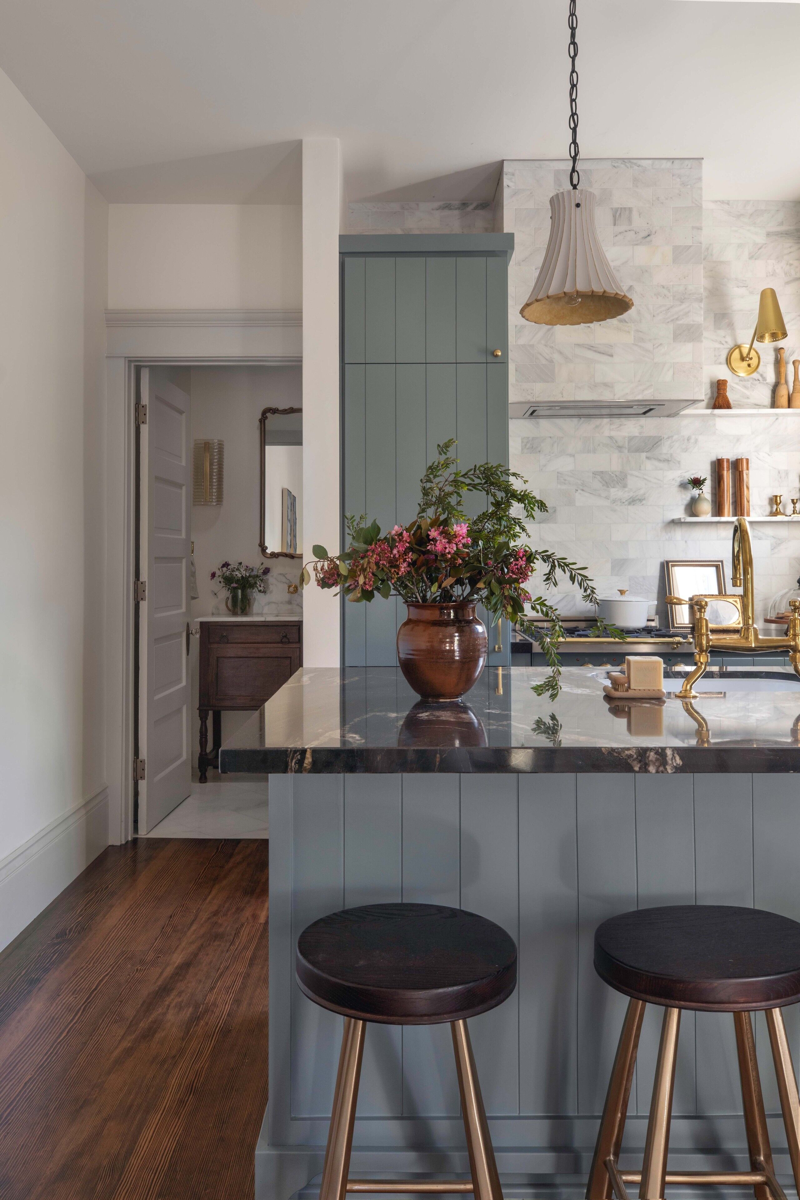 Full-sized fridge, microwave, oven, stovetop