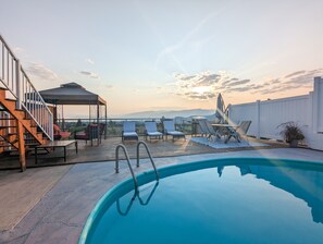 Outdoor pool - Licensed • Private Pool • Sunset Views • 15 min to Downtown (Kelowna)