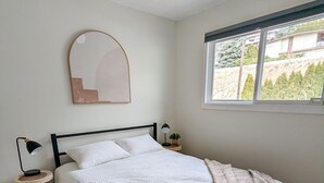 3 soverom, skrivebord, strykejern/-brett og reiseseng for barn