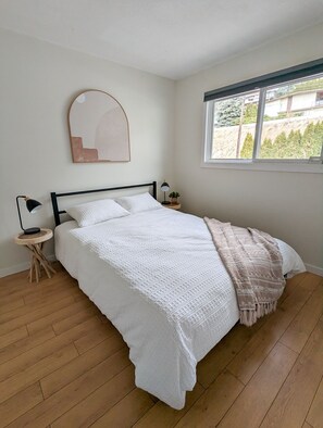 3 bedrooms, desk, iron/ironing board, travel cot