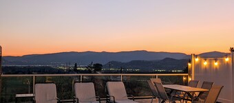 Licensed • Private Pool • Sunset Views • 15 min to Downtown