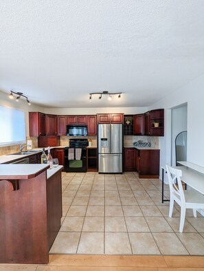 Fridge, microwave, oven, stovetop - Licensed • Private Pool • Sunset Views • 15 min to Downtown (Kelowna)