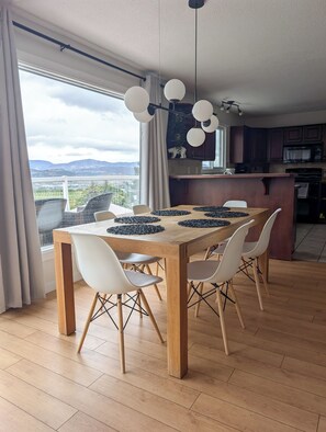 Dining - Licensed • Private Pool • Sunset Views • 15 min to Downtown (Kelowna)