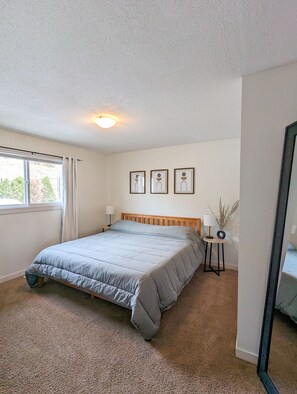 3 bedrooms, desk, iron/ironing board, travel cot