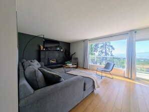 Smart TV - Licensed • Private Pool • Sunset Views • 15 min to Downtown (Kelowna)