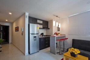 Refrigerador, placa de cocina, cafetera/tetera, licuadora