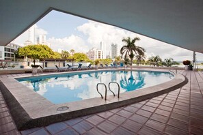 Una piscina al aire libre