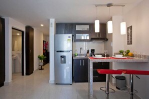 Refrigerador, parrilla de estufa, cafetera y tetera y licuadora 