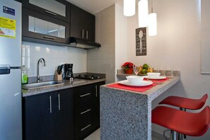 Fridge, stovetop, coffee/tea maker, blender - Acogedor Apartaestudio Frente al mar (Cartagena de Indias)