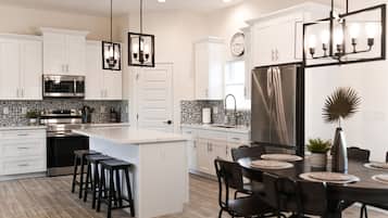 Frigorífic, microones, forn i placa de cuina