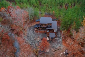 Exterior - Moose Mansion, EV Outlet, swing set, hot tub (Broken Bow)