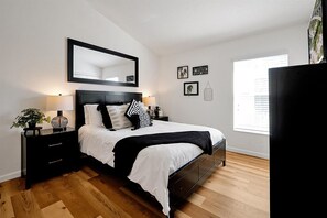 4 chambres, fer et planche à repasser, lit de bébé portatif