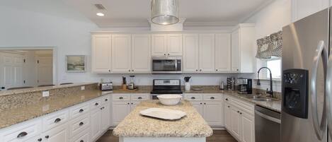 ثلاجة، ميكروويف، فرن، موقد طهي مسطح