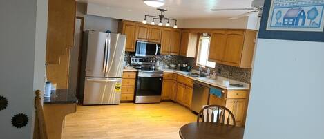 Kylskåp, mikrovågsugn, ugn och spishäll