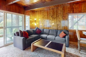 Téléviseur, foyer, table de baby-foot, table de ping-pong