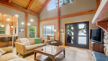 Televisión, chimenea, reproductor de DVD, futbolito