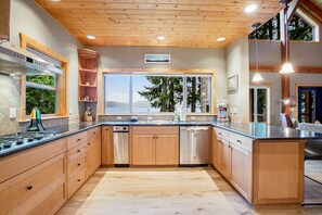 Fridge, oven, stovetop, dishwasher - Inviting waterfront home with game room, mountain view & kayaks (Hoodsport)