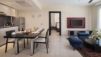 Suite, 1 Bedroom | Living area
