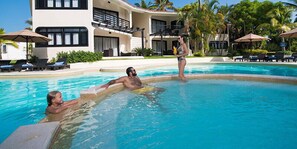 12 piscinas externas, barracas de cortesia, espreguiçadeiras