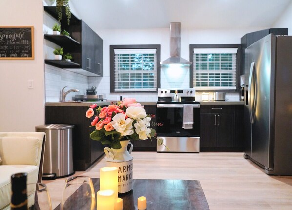 ثلاجة، ميكروويف، فرن، موقد طهي مسطح