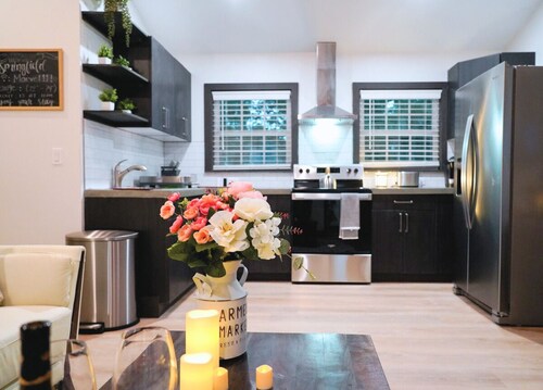 Sleek Designer Loft: PS-5, Arcade, and Luxury Amenities / Downtown Jacksonville