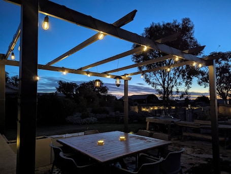 屋外ダイニングエリア. Escape to and Relax @ The Quambatook Bush Retreat