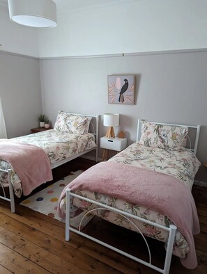 3 bedrooms, desk, iron/ironing board, free WiFi