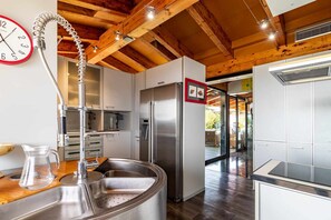 Een koelkast, een microgolfoven, een oven, een vaatwasser