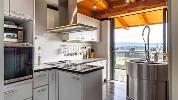 Een koelkast, een magnetron, een oven, een vaatwasser