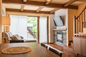 TV, fireplace