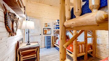 2 bedrooms, iron/ironing board, internet, bed sheets