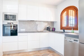 Fridge, microwave, stovetop, dishwasher