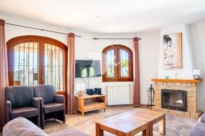 TV - CostaBlancaDreams - Casa Alegria in Benissa (Calpe)