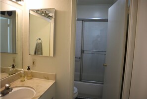 Shower, hair dryer, towels, soap - Cozy, seaside condo w/resort amenities + private boardwalk! (Emeryville)