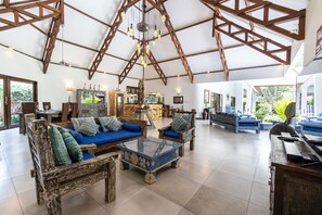 Interior - Villa Permata Art - Relaxing Tropical Oasis between Canggu & Seminyak (Kerobokan)