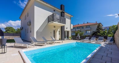 Villa Velvet with pool and BBQ