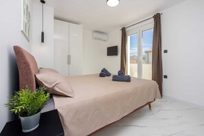 4 bedrooms, iron/ironing board, free WiFi, bed sheets