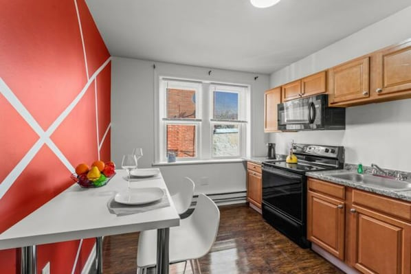 Departamento Confort | Cocina privada | Microondas, horno, parrilla de estufa y cafetera y tetera 