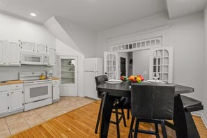 Appartement Confort | Cuisine privée | Four à micro-ondes, un four, surface de cuisson, cafetière-théière