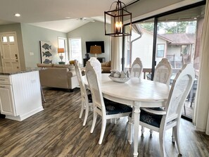 Dining - Bright, newly updated 3 BR 2 BA condo - Walk to Pier and Village!  (St. Simons Island)