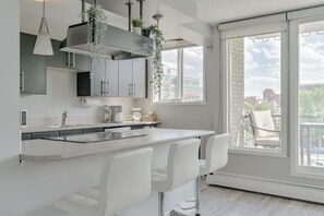Køleskab, mikrobølgeovn, ovn, kogeplade