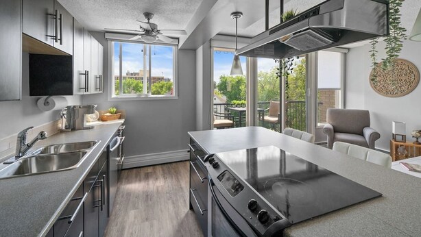 Una cocina moderna con una estufa grande, electrodomésticos de acero inoxidable y vistas al exterior.
