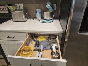 Fridge, microwave, oven, stovetop - Completely Modern Furnished Private House Near Mayo Clinic (Rochester)