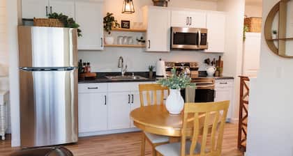 Longhorn Studio- 15 min from Glacier NP-Whitefish Mtn, and Flathead Lake!